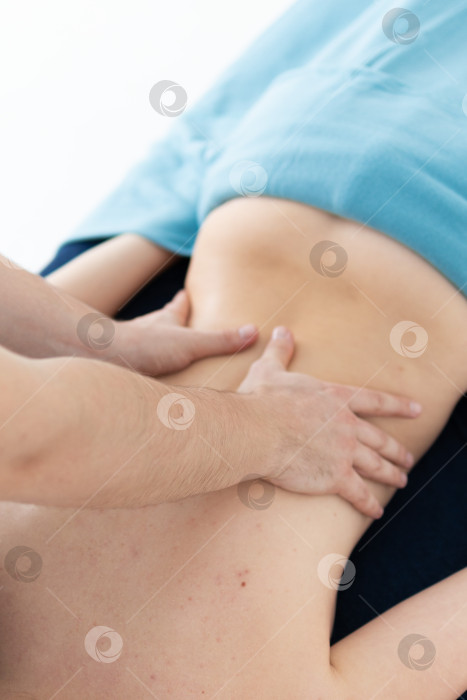Скачать расслабляющий массаж и коррекция фигуры, лимфодренаж, мануальные и эстетические процедуры, ручной массаж живота в спа-салоне фотосток Ozero