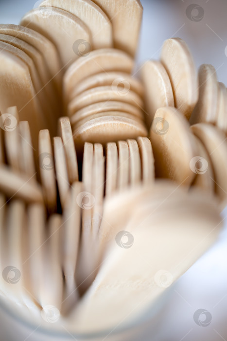 Скачать Одноразовые деревянные шпатели для депиляции воском на белом фоне, вид сверху фотосток Ozero