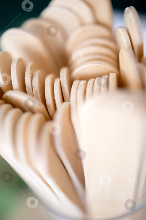 Скачать Одноразовые деревянные шпатели для депиляции воском на белом фоне, вид сверху фотосток Ozero