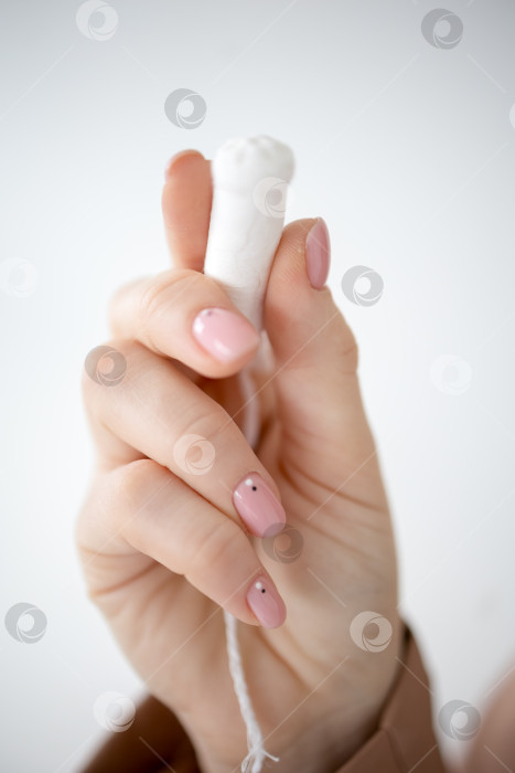 Скачать Ручной тампон на белом фоне фотосток Ozero