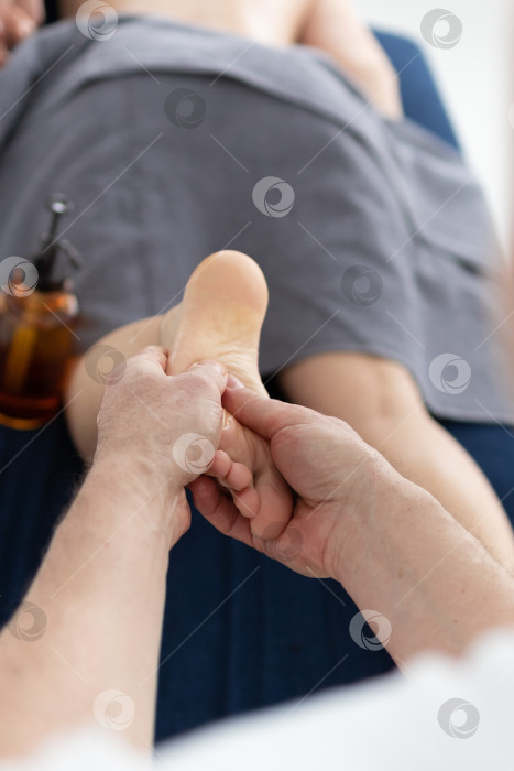 Скачать Массаж для детских стоп. женские руки делают массаж стоп ребенку фотосток Ozero