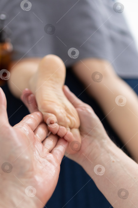 Скачать Массаж для детских стоп. женские руки делают массаж стоп ребенку фотосток Ozero
