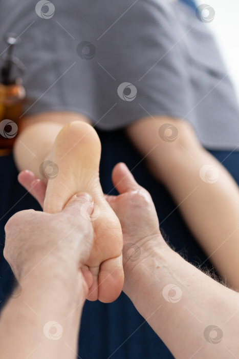 Скачать Массаж для детских стоп. женские руки делают массаж стоп ребенку фотосток Ozero
