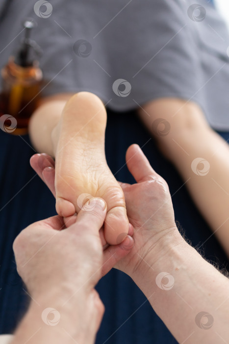 Скачать Массаж для детских стоп. женские руки делают массаж стоп ребенку фотосток Ozero