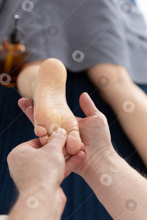 Скачать Массаж для детских стоп. женские руки делают массаж стоп ребенку фотосток Ozero