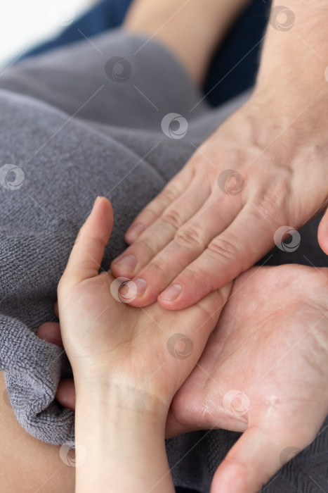 Скачать Массаж рук крупным планом.Профессиональный массажист делает женщине массаж рук фотосток Ozero