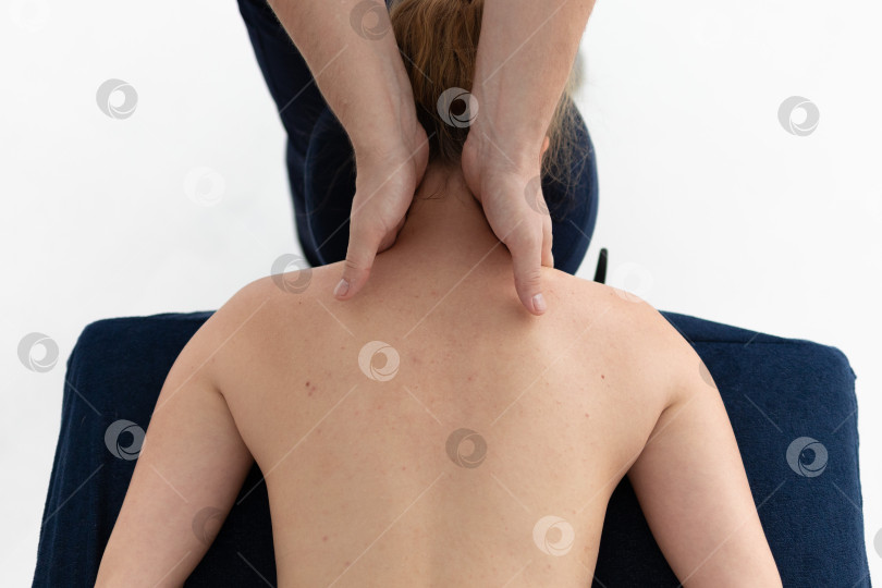 Скачать массаж спины в 4 руки. спа-центр для релаксации фотосток Ozero