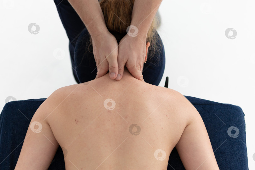 Скачать массаж спины в 4 руки. спа-центр для релаксации фотосток Ozero