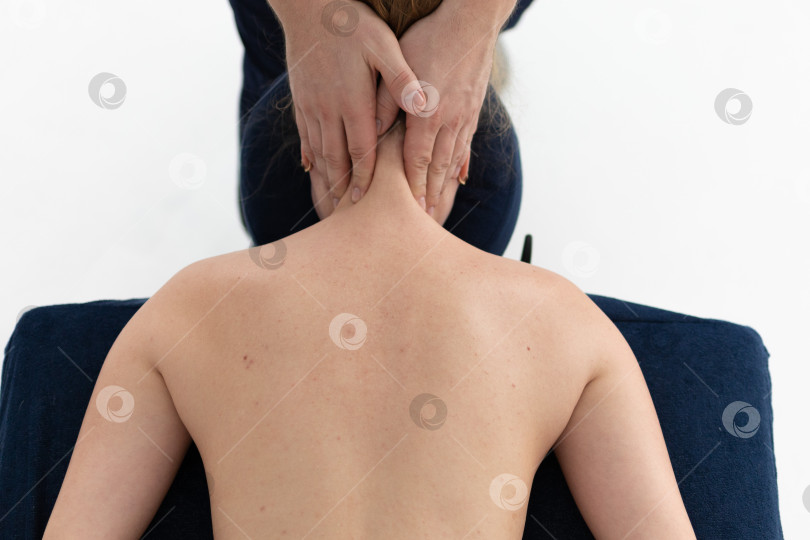 Скачать массаж спины в 4 руки. спа-центр для релаксации фотосток Ozero