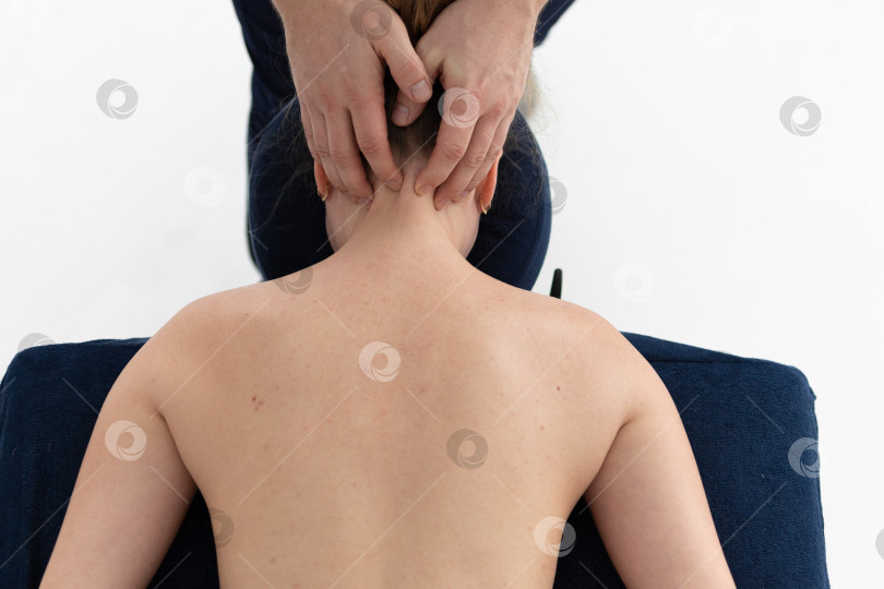 Скачать массаж спины в 4 руки. спа-центр для релаксации фотосток Ozero