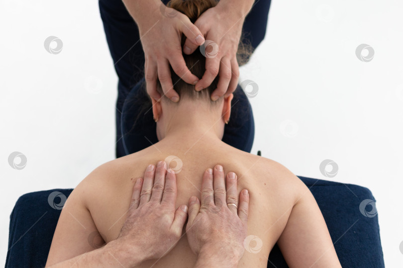 Скачать массаж спины в 4 руки. спа-центр для релаксации фотосток Ozero