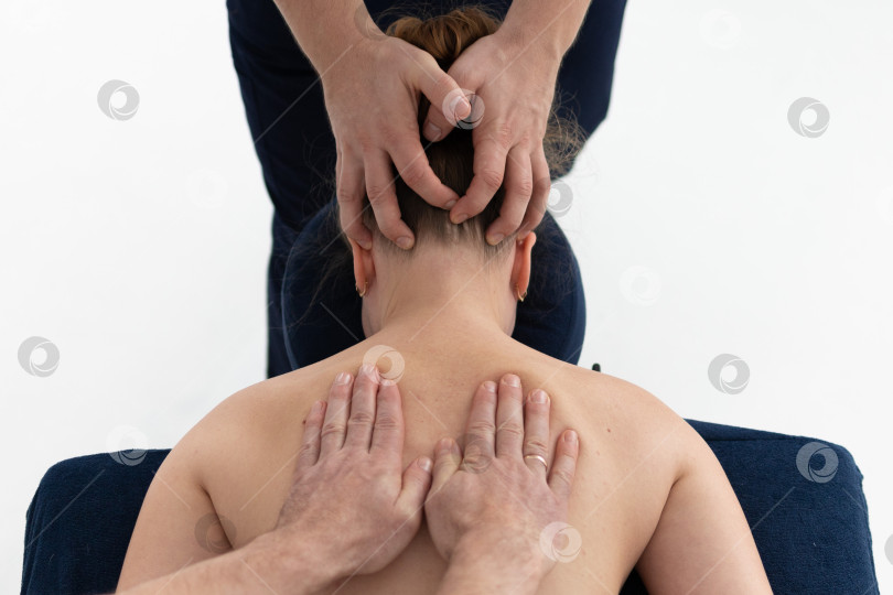 Скачать массаж спины в 4 руки. спа-центр для релаксации фотосток Ozero