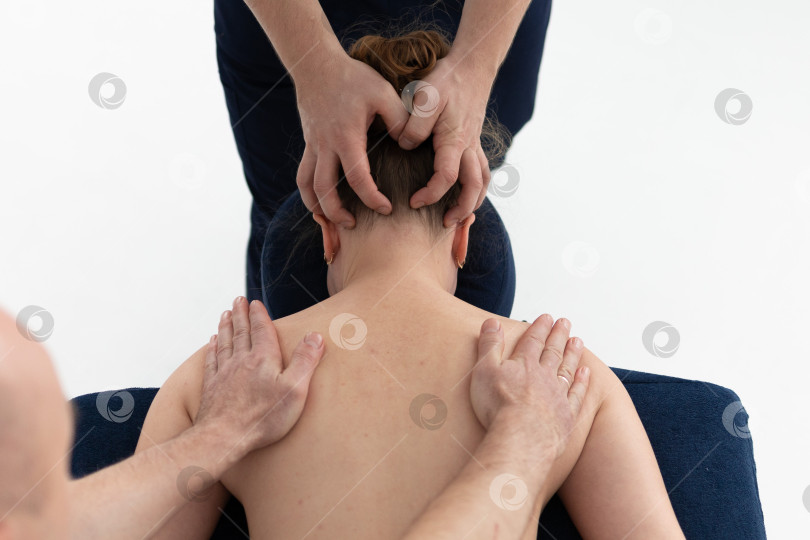 Скачать массаж спины в 4 руки. спа-центр для релаксации фотосток Ozero