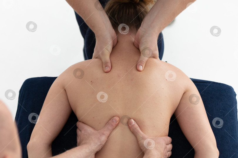 Скачать массаж спины в 4 руки. спа-центр для релаксации фотосток Ozero