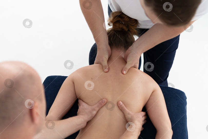 Скачать массаж спины в 4 руки. спа-центр для релаксации фотосток Ozero