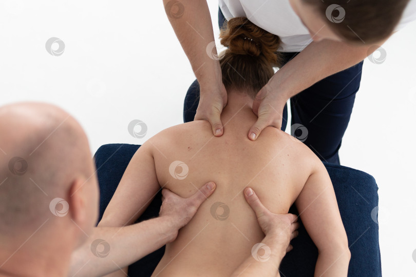 Скачать массаж спины в 4 руки. спа-центр для релаксации фотосток Ozero