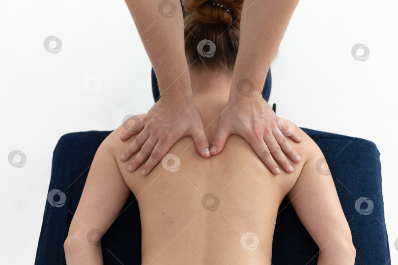 Скачать массаж спины в 4 руки. спа-центр для релаксации фотосток Ozero