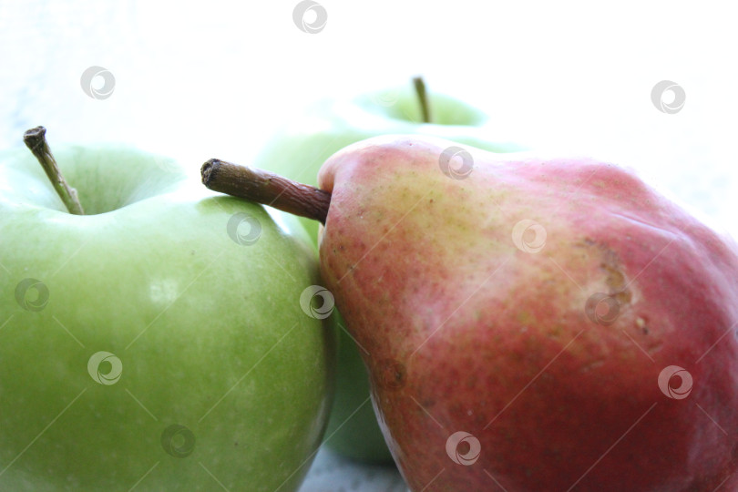 Скачать Красная груша и яблоки крупным планом фотосток Ozero