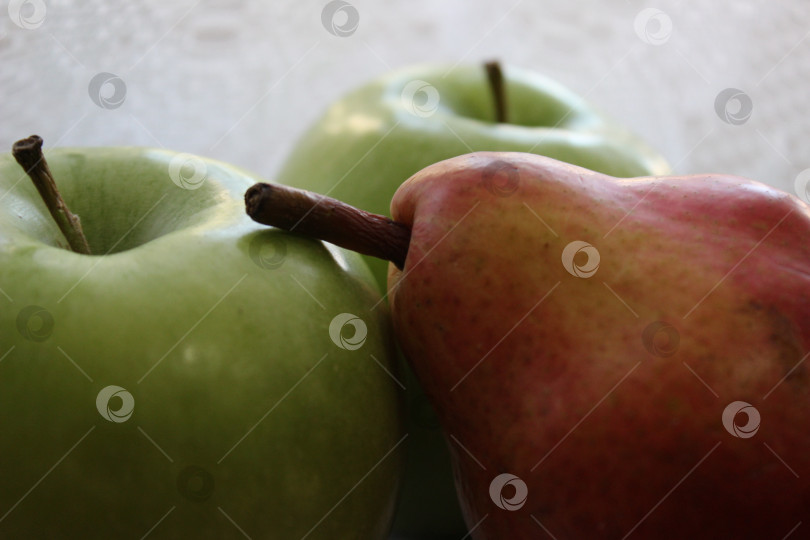 Скачать Красная груша и яблоки крупным планом фотосток Ozero