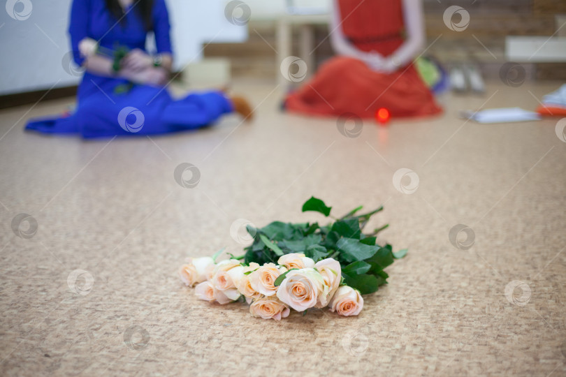 Скачать бежевые розы на полу на фоне девушки фотосток Ozero