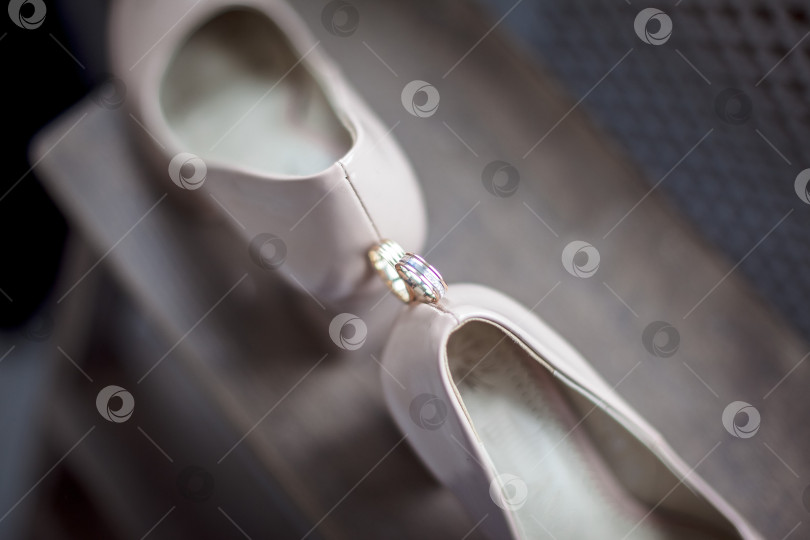 Скачать обручальное кольцо в туфлях невесты фотосток Ozero