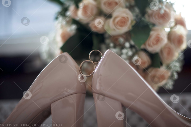 Скачать обручальное кольцо в туфлях невесты фотосток Ozero
