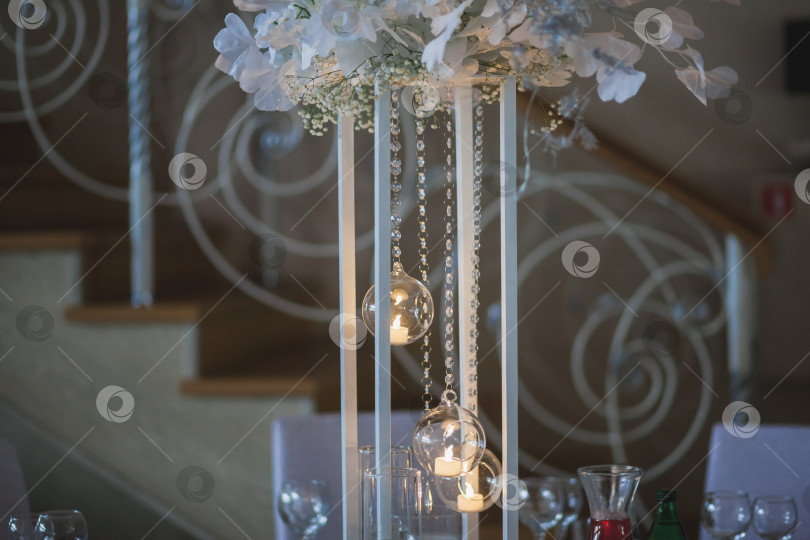 Скачать оформление проходов растительными орнаментами, светильниками, хрусталем, гирляндами, цветами фотосток Ozero