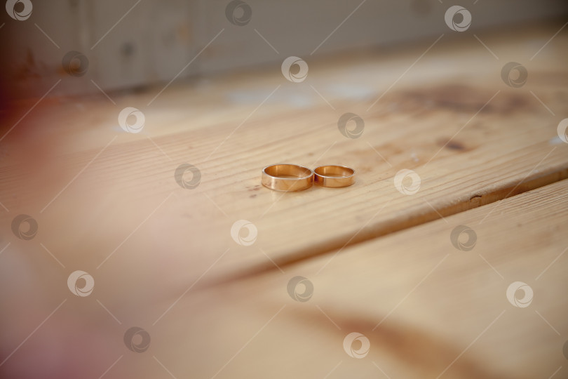 Скачать обручальные кольца на фоне деревянного стола фотосток Ozero