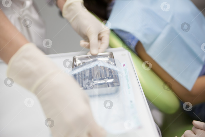 Скачать Хирургические инструменты и приспособления, включая скальпели, щипцы и пинцет, разложенные на хирургическом столе фотосток Ozero