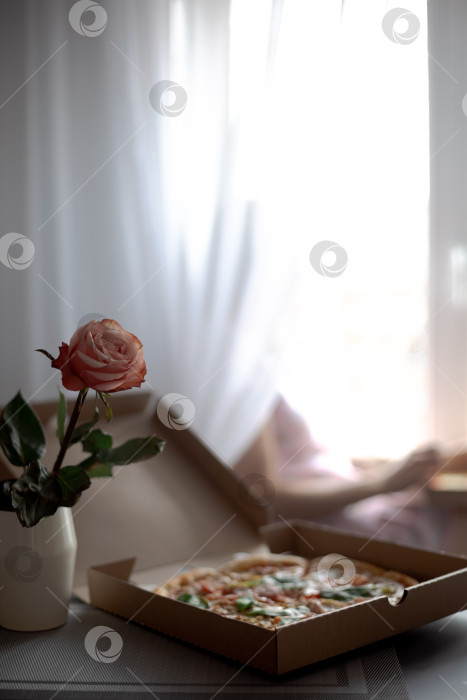 Скачать Блюда на день святого Валентина. Пицца в форме сердца с розой, место для копирования. Пицца пепперони. Романтический ужин. фотосток Ozero