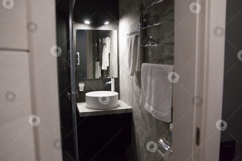 Скачать Душевая комната в стиле лофт. домашняя ванная комната фотосток Ozero