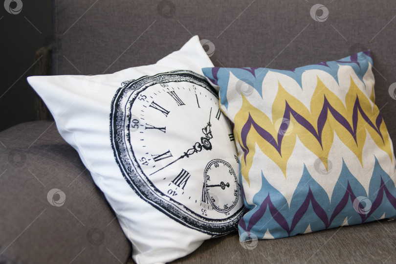 Скачать Подушки на диване крупным планом фотосток Ozero