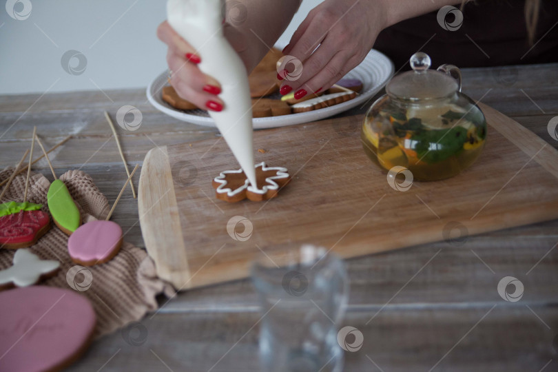 Скачать Сырое пасхальное печенье и формочки для печенья на бумаге для выпечки, вид сверху. Фотографии высокого качества. руки кондитера в перчатках фотосток Ozero