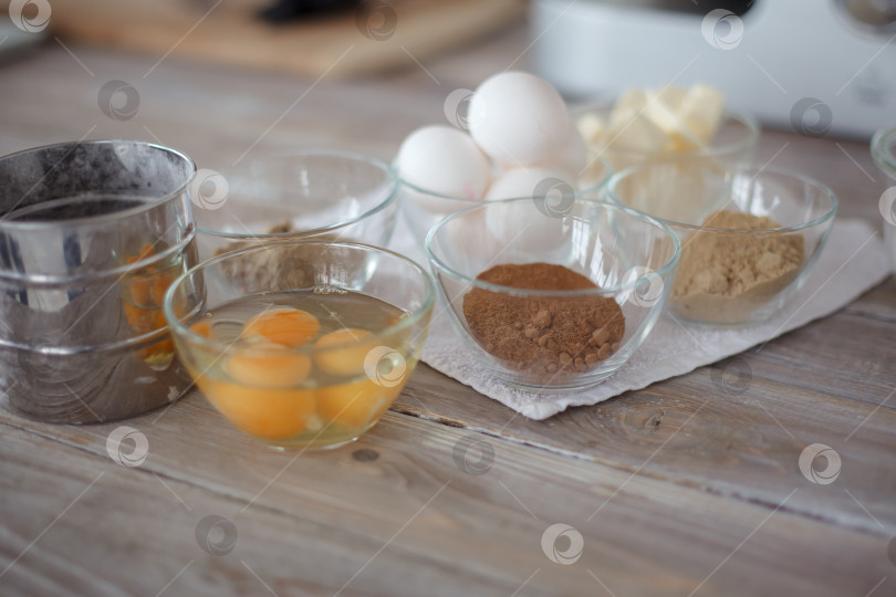 Скачать Разбитые яйца в прозрачной тарелке на кухне фотосток Ozero