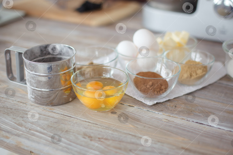 Скачать Разбитые яйца в прозрачной тарелке на кухне фотосток Ozero