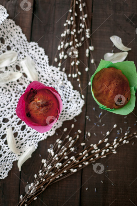 Скачать На заднем плане изображен пасхальный кулич с торчащими ушками, рядом с ним - букет из веток ивы. фотосток Ozero
