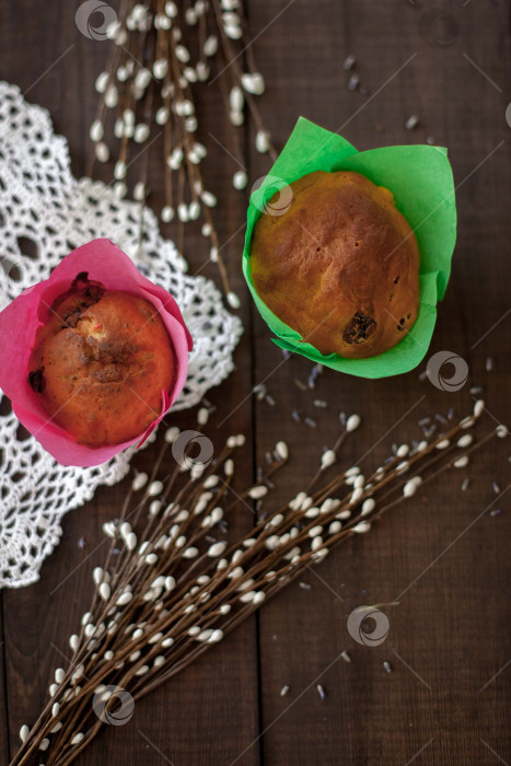 Скачать На заднем плане изображен пасхальный кулич с торчащими ушками, рядом с ним - букет из веток ивы. фотосток Ozero