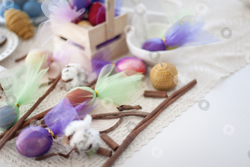 Скачать Раскрашенные пасхальные яйца красиво лежат на столе фотосток Ozero