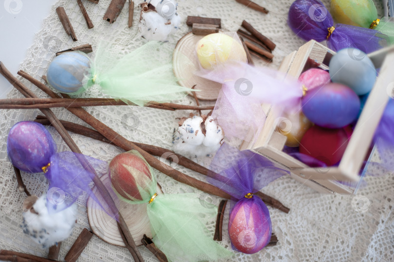 Скачать Раскрашенные пасхальные яйца красиво лежат на столе фотосток Ozero