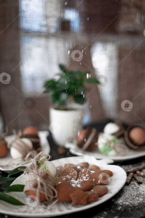 Скачать Пасха. яйца и пряники. сверху на пряники посыпаем белой глазурью фотосток Ozero