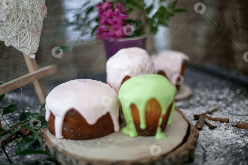 Скачать Разноцветные пасхальные куличи с бортиком на тарелке. Пасха фотосток Ozero