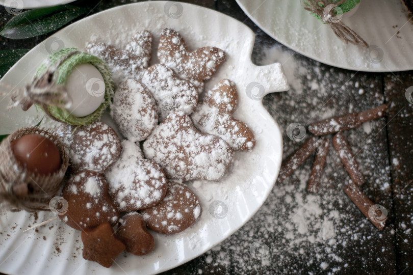 Скачать Пасха. яйца и пряники. сверху на пряники посыпаем белой глазурью фотосток Ozero