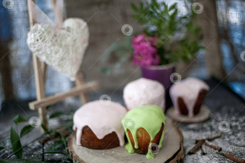 Скачать Разноцветные пасхальные куличи с бортиком на тарелке. Пасха фотосток Ozero