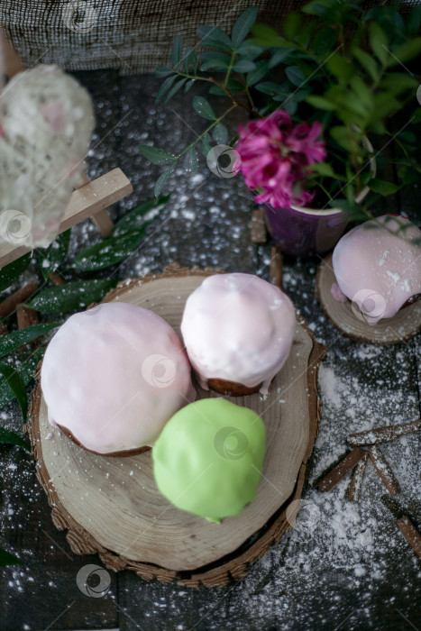 Скачать Разноцветные пасхальные куличи с бортиком на тарелке. Пасха фотосток Ozero