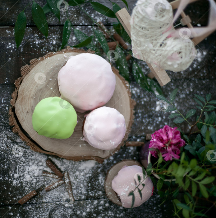 Скачать Разноцветные пасхальные куличи с бортиком на тарелке. Пасха фотосток Ozero