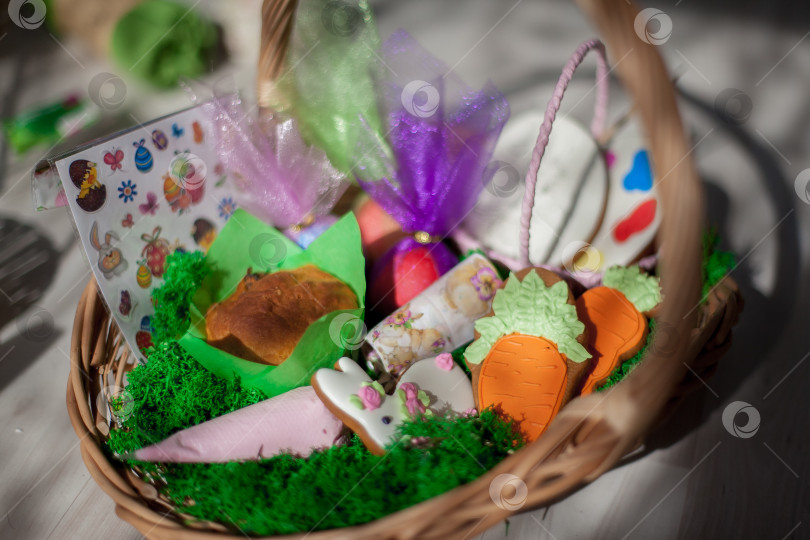 Скачать Пасха. Пасхальная корзина с пряниками и куличами, яйцами фотосток Ozero