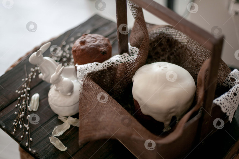 Скачать Пасха. Верба и пасхальные куличи в корзинке, блюда с зайчиками фотосток Ozero