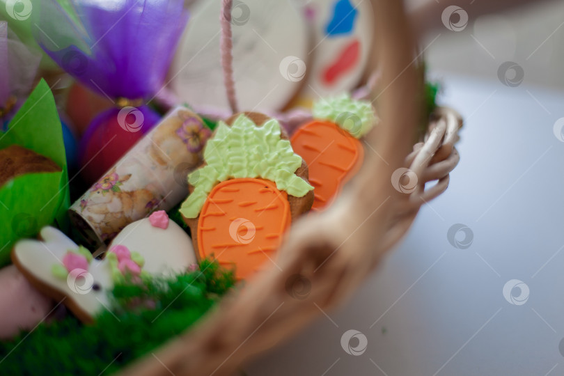 Скачать Пасха. Пасхальная корзина с пряниками и куличами, яйцами фотосток Ozero