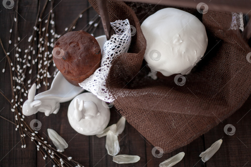 Скачать Пасха. Верба и пасхальные куличи в корзинке, блюда с зайчиками фотосток Ozero