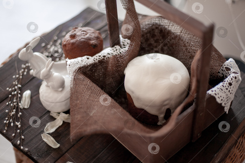 Скачать Пасха. Верба и пасхальные куличи в корзинке, блюда с зайчиками фотосток Ozero